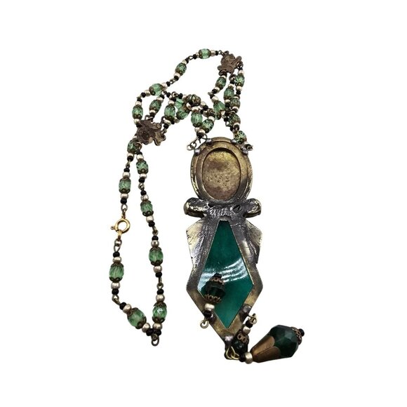 Beautiful Green Glass Reworked Czech Pendant Necklace (A8583) - Picture 5 of 6